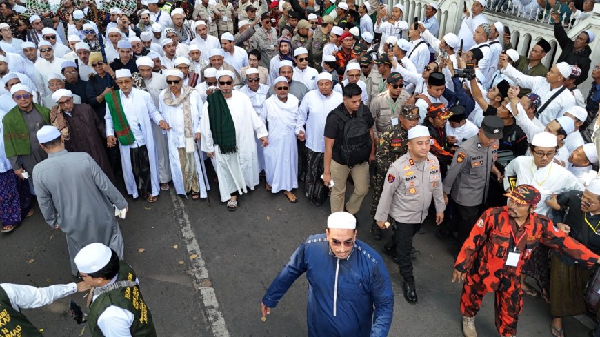 Polres Gresik Hadirkan Rasa Aman bagi Jamaah Haul ke-71